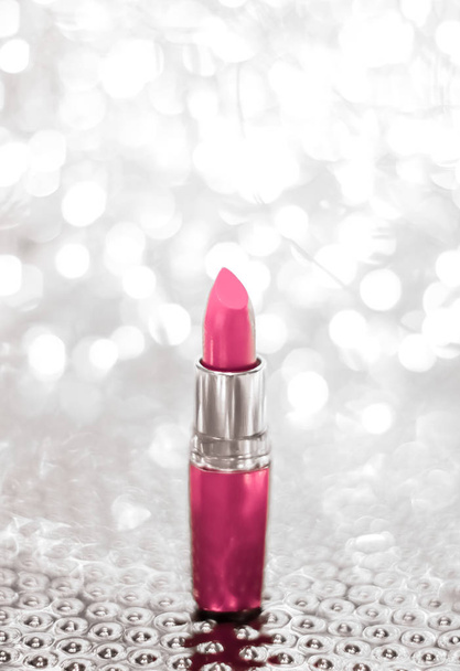 Lápiz labial rosa en plata Navidad, Año Nuevo y Día de San Valentín
  - Foto, imagen