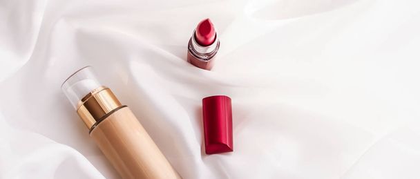 Bézs tonál krém palack make-up folyadék alap és piros l - Fotó, kép