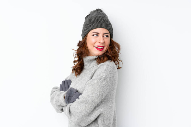 jonge Russische vrouw met winter hoed over geïsoleerde witte achtergrond lachen - Foto, afbeelding