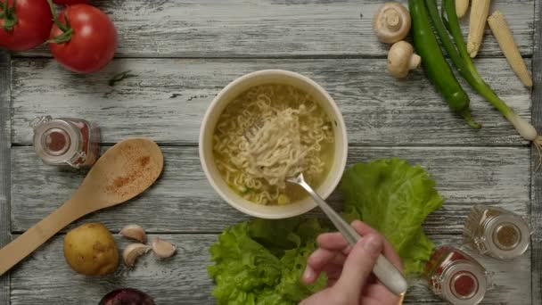 Pessoa da colheita preparando sopa de macarrão - Filmagem, Vídeo