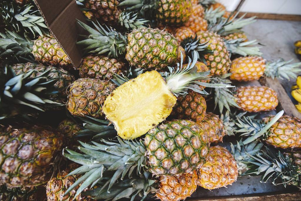 Lähikuva laukaus ananasta päällekkäin kanssa hämärtynyt tausta
 - Valokuva, kuva