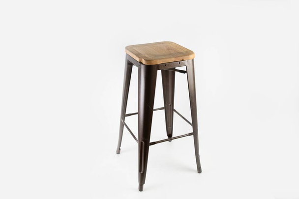 Hnědá barová stolička s dřevěným sedadlem izolovaným na bílém pozadí - Fotografie, Obrázek