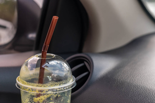 IJsmelk groene thee beroemde drankje in een auto - Foto, afbeelding