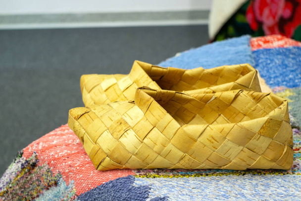 Bast boty visí na ruském trhu se suvenýry - Fotografie, Obrázek