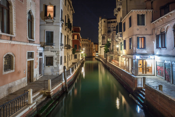 Βενετία, Ιταλία - 18.08.2018: Νυχτερινή θέα της Βενετίας, παλιά κτίρια  - Φωτογραφία, εικόνα