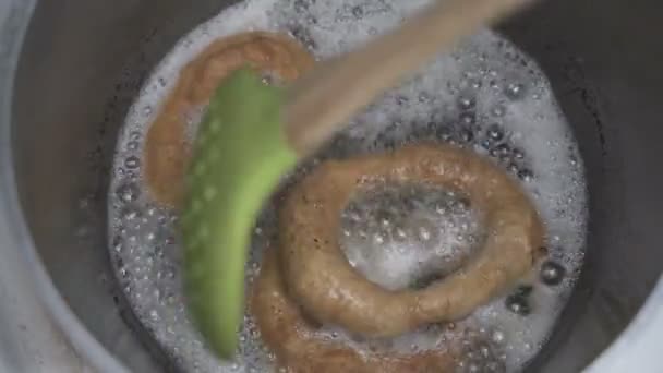 Faire frire les beignets dans l'huile végétale
 - Séquence, vidéo