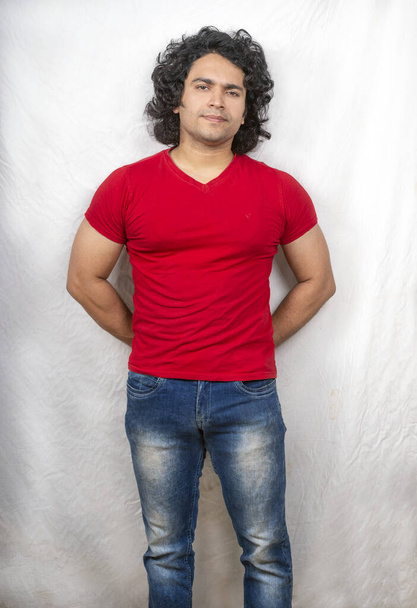 indian model wearing red tshirt - Foto, imagen