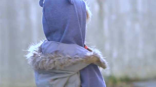 Πορτρέτο του κοριτσιού ευτυχισμένη παιδί σε ζεστά ρούχα σε εξωτερικούς χώρους φθινόπωρο. - Πλάνα, βίντεο
