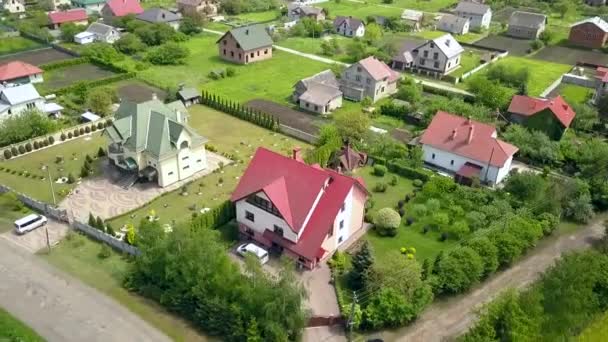 Vista aérea de casas en zona residencial rural. - Metraje, vídeo