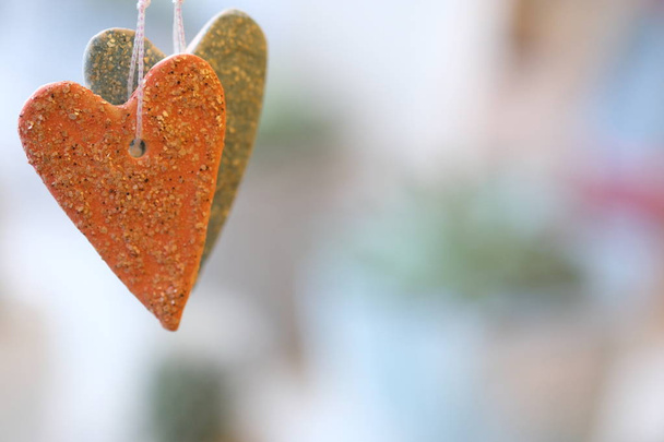 Christmas decor ceramic hearts, ornament hanging on sacking threads - Foto, Imagem
