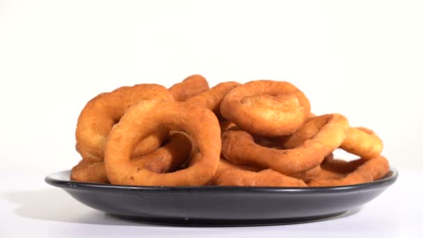 donuts in een bord op de tafel - Video