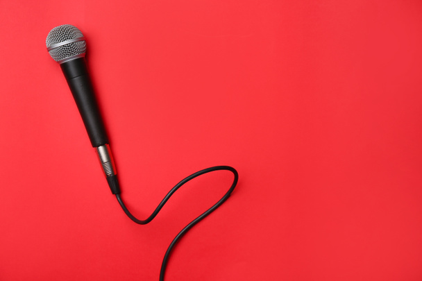 Moderní mikrofon na barevném pozadí - Fotografie, Obrázek