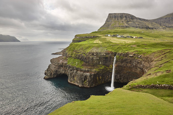 Cachoeira e falésias em Vagar. Costa das Ilhas Faroé. Gasaladu
 - Foto, Imagem