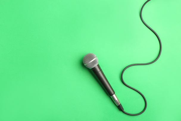 Modernes Mikrofon auf farbigem Hintergrund - Foto, Bild