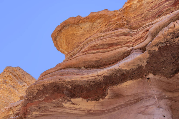 Superficies espectaculares de las montañas de piedra en el Cañón de la Ranura Roja. Viajes
 - Foto, Imagen