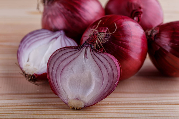 red onions on rustic wood - Φωτογραφία, εικόνα