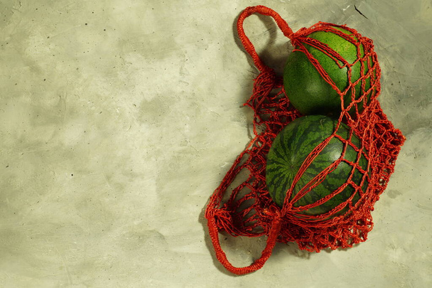Proutěný sáček na provázky se dvěma pruhovanými melouny. - Fotografie, Obrázek