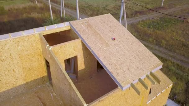 Construction of new and modern modular house. Walls made from composite wooden sip panels with styrofoam insulation inside. Building new frame of energy efficient home concept. - Footage, Video