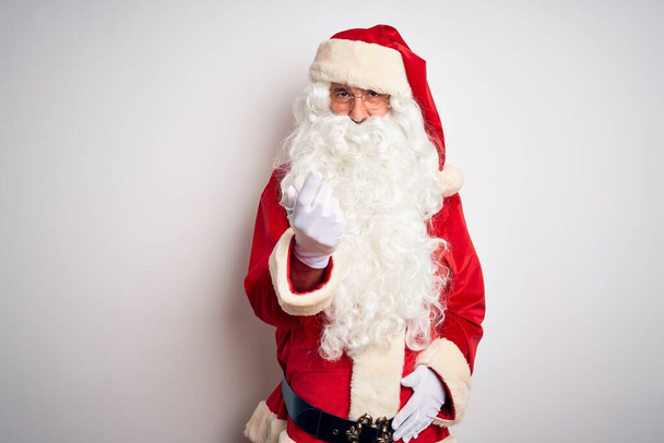 Medioevo bell'uomo che indossa il costume di Babbo Natale in piedi su sfondo bianco isolato Beckoning venire qui gesto con mano invitante benvenuto felice e sorridente
 - Foto, immagini