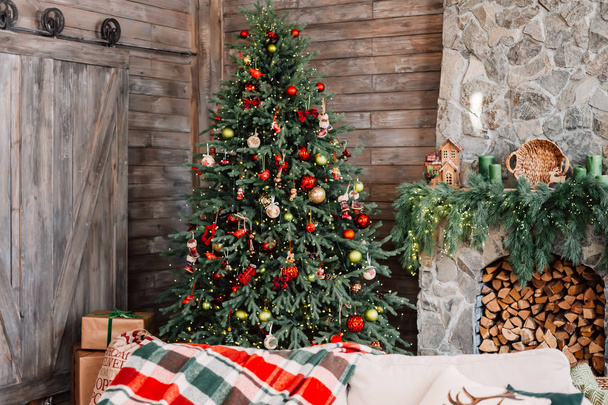 ein sehr schöner Weihnachtsbaum und ein Kamin mit g - Foto, Bild