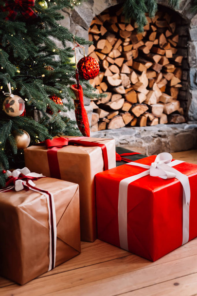 Belles boîtes avec des cadeaux sous le sapin de Noël
 - Photo, image