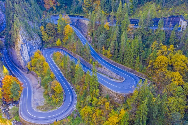 Strada tortuosa in salita in montagna d'autunno
 - Foto, immagini