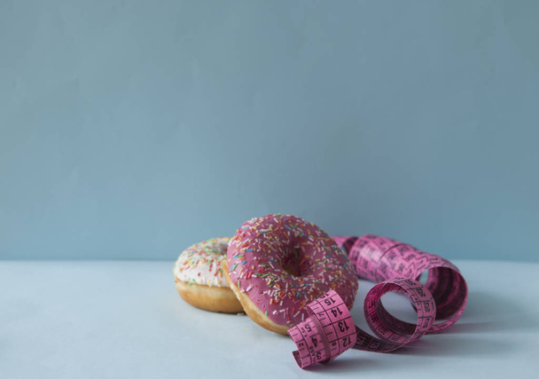 Deliciosos donuts com polvilhas no fundo da cor
 - Foto, Imagem