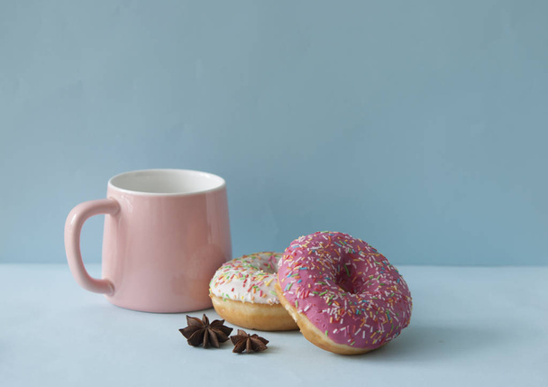 köstliche Donuts mit Streusel auf farbigem Hintergrund - Foto, Bild