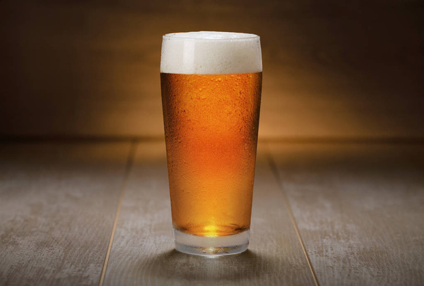 Bira fabrikasında bira bardağı, imparatorluk Ipa soluk birası, altın kahverengi renk. - Fotoğraf, Görsel