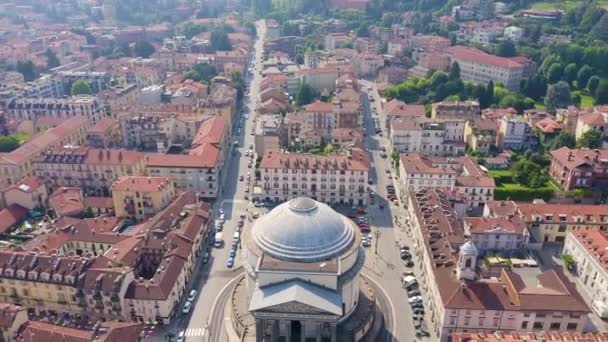 Turim, Itália. Voar sobre a cidade. Igreja Paroquial Católica Gran Madre Di Dio. 4K - Filmagem, Vídeo