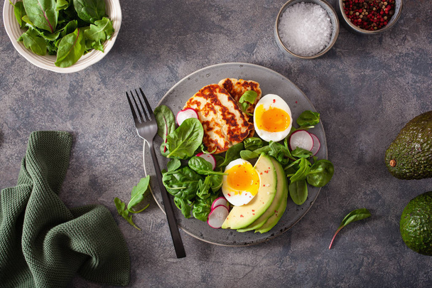 zdrowe keto paleo dieta śniadanie: gotowane jajko, awokado, halloumi - Zdjęcie, obraz