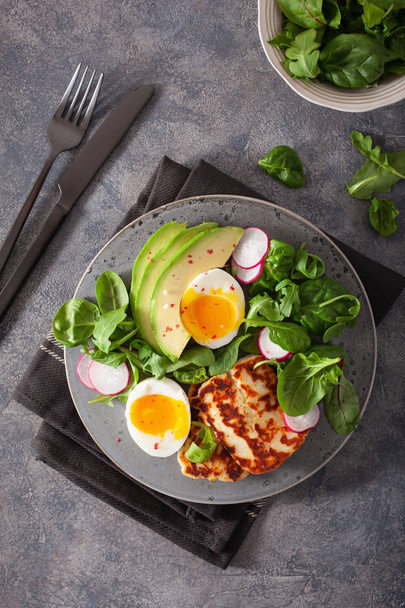здоровый кето Палео диетический завтрак: вареное яйцо, авокадо, галлуми
 - Фото, изображение