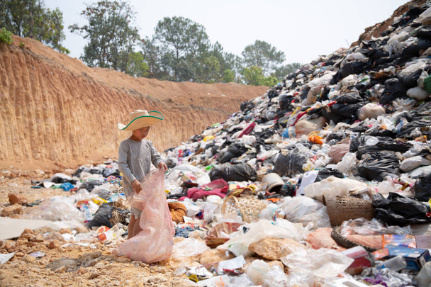 Arme Kinder sammeln Müll zum Verkauf und recyceln ihn im Müll - Foto, Bild