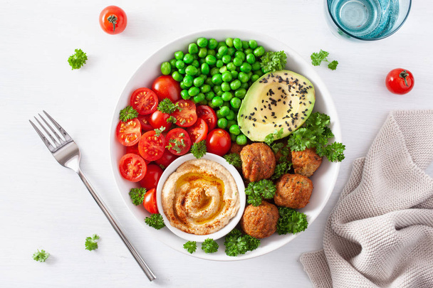 gezond vegan lunch bowl met falafel hummus avocado tomaat erwten - Foto, afbeelding
