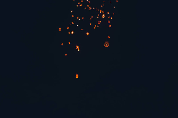 Zapalanie świec, latarnie na niebie w nocy w Latarni Fe - Zdjęcie, obraz