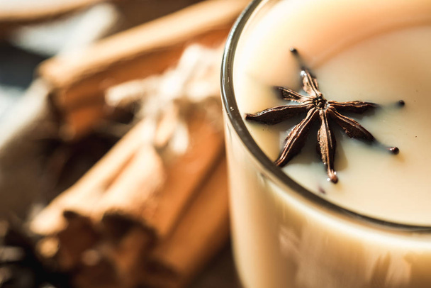 Чашка чая с масалой с корицей и анисом
 - Фото, изображение