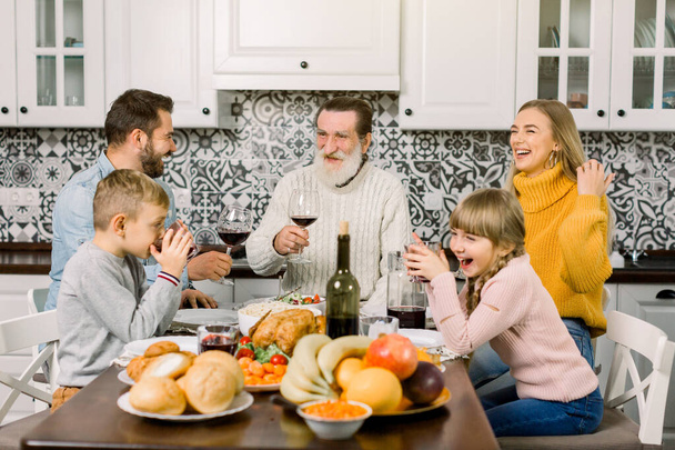 glückliche Familie, die Urlaub Danksagung Abendessen. Menschen im Gespräch feiern Erntedankfest-Konzept - Foto, Bild
