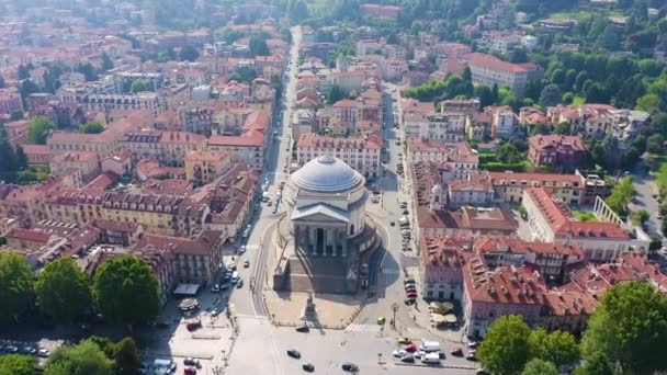 Turijn, Italië. Vlucht over de stad. Katholieke parochiekerk Gran Madre Di Dio. 4K - Video