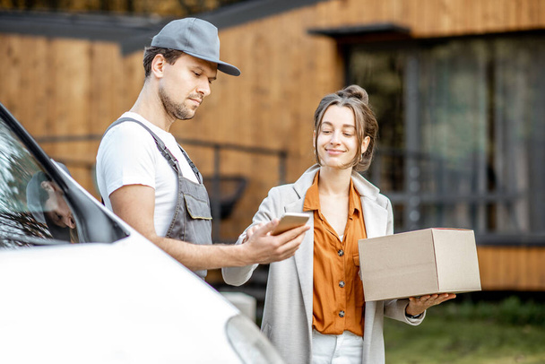 Entrega homem entregando mercadorias para uma mulher em casa de carro
 - Foto, Imagem