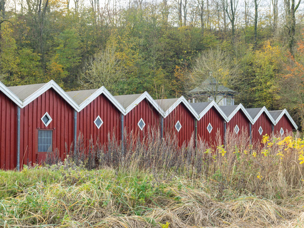 Paysage d'automne avec belle maison de bateau rouge
 - Photo, image