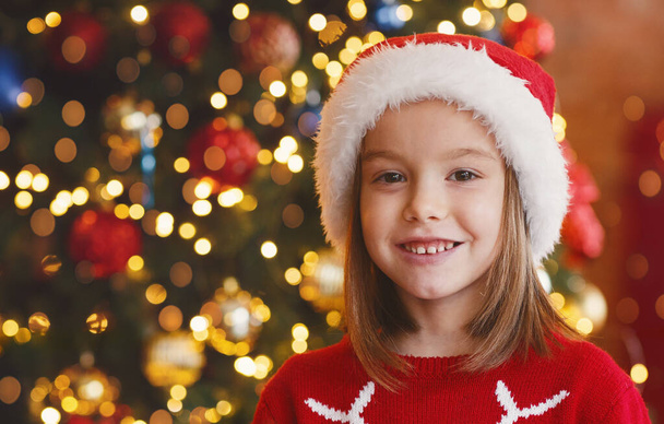 Porträt von glücklichen kleinen Mädchen über Weihnachtsbaum Hintergrund - Foto, Bild