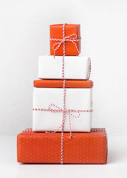 Composition conceptuelle de Noël de boîtes-cadeaux sur blanc
 - Photo, image