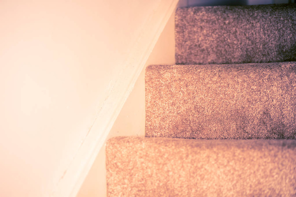 Sötétszürke szőnyeggel borított lépcső - Fotó, kép