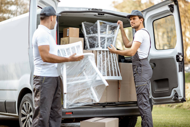 Funcionários da empresa de entrega descarregamento de carga van veículo
 - Foto, Imagem