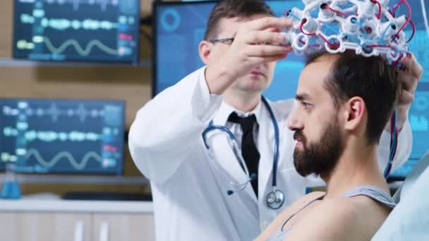 Pacjent przygotowany do prześwietlenia mózgu w nowoczesnej placówce - Materiał filmowy, wideo