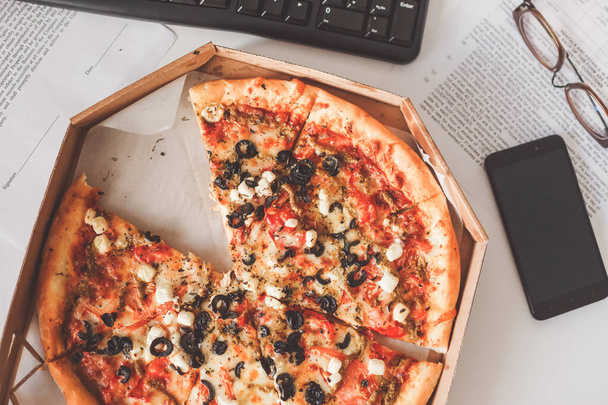 Pizza végétarienne sur la table de bureau. Déjeuner d'affaires au travail
 - Photo, image