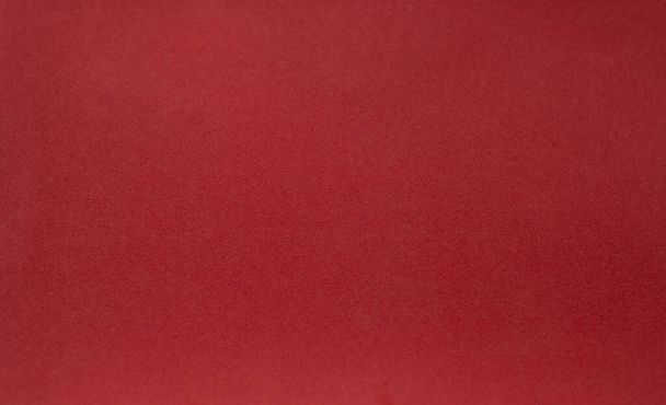 Een vintage rode achtergrond met een kriskras mesh patroon en grunge vlekken - Foto, afbeelding