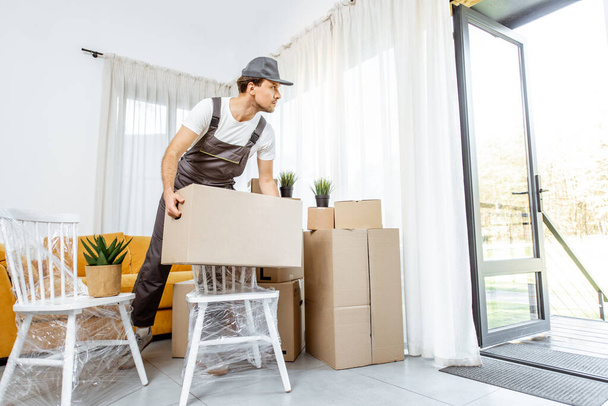 Professional mover delivering furniture to a new house - 写真・画像
