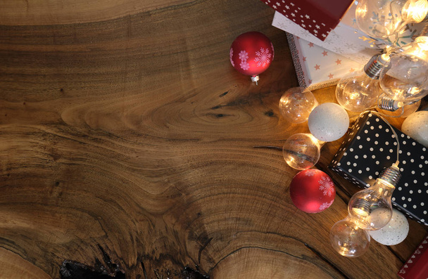 Fond de Noël avec éclairage électrique guirlande, bonbons, dec
 - Photo, image
