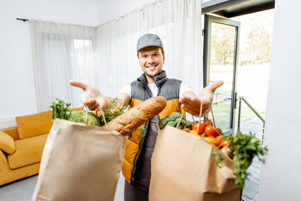 Ritratto di un corriere che consegna cibo a casa
 - Foto, immagini
